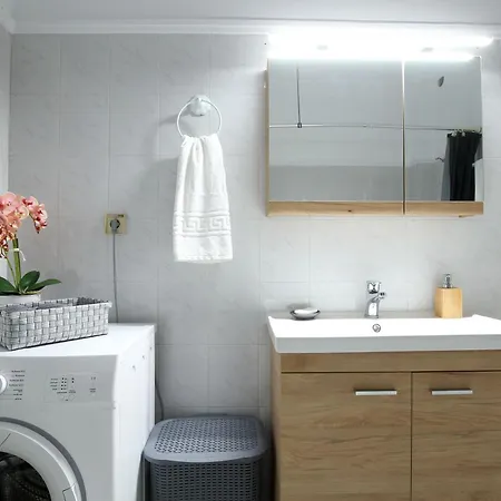 Violeta Lefkada فيلة نيدري