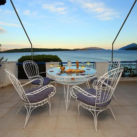 Violeta Lefkada فيلة